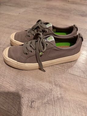 cariuma sneakers